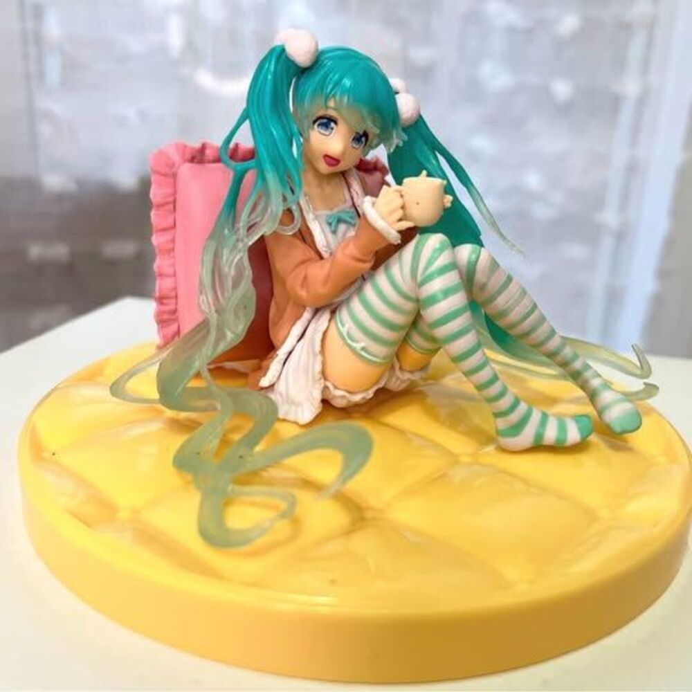 Hatsune miku
(vinyl figure)